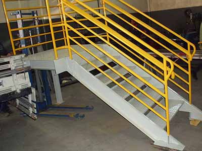 Fabricação de escadas para mezanino da Sag Industrial Solutions Group